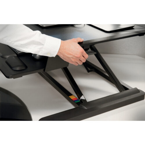 K52804WW_iu_03.jpg Stanowisko na biurko Kensington SmartFit™ do pracy w pozycji stojącej lub siedzącej, czarne