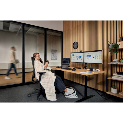 K55513WW_iu_06.jpg Oszczędzające miejsce na biurku podwójne ramię Kensington SmartFit™ do monitora, czarne